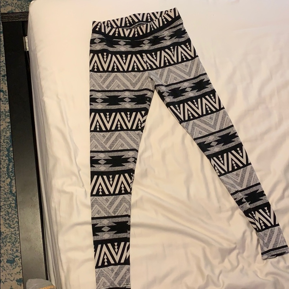 Very cute American Eagle leggings!